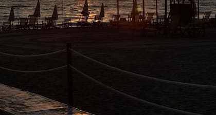 A vacation with a window to the sea!!! Studio apartment within walking distance of the beach.