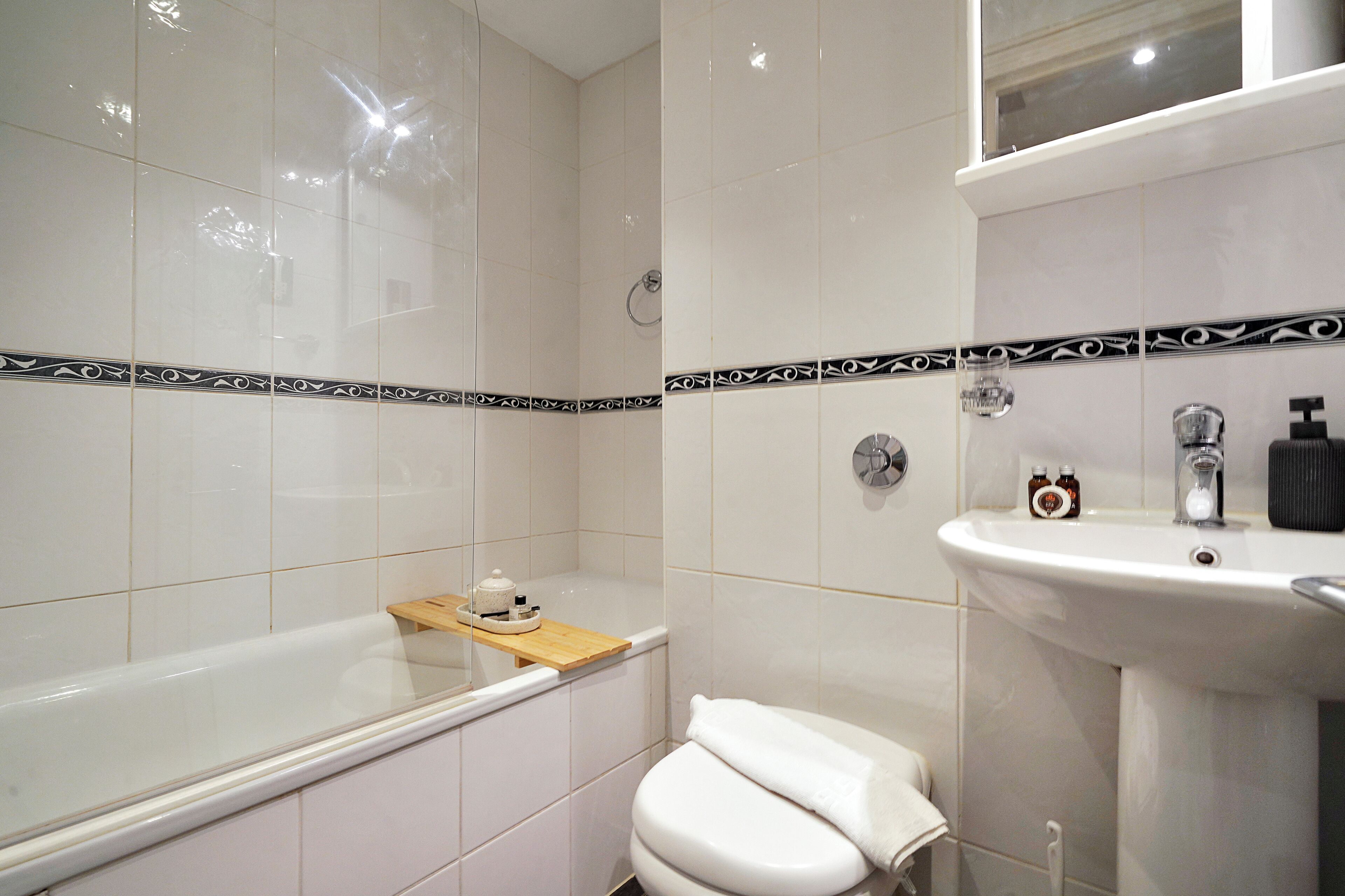 Une salle de bain avec une baignoire, des toilettes et un lavabo.