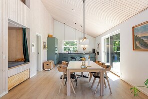 Dining - New and modern holiday home with hot tub (Grenaa)