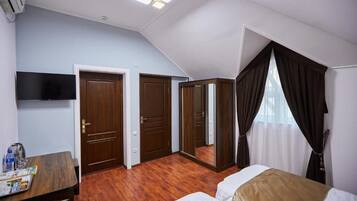 Standard Twin Room, Courtyard View | Desk, laptop workspace