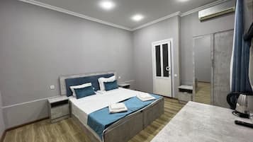 Habitación económica con 2 camas individuales, vistas al patio | Escritorio y espacio para trabajar con un portátil