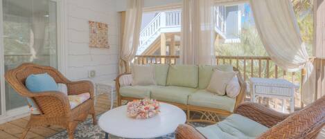 TV connectée, cheminée, livres