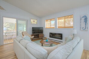 Smart-TV, Kamin, Bücher