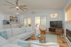 Smart-TV, Kamin, Bücher