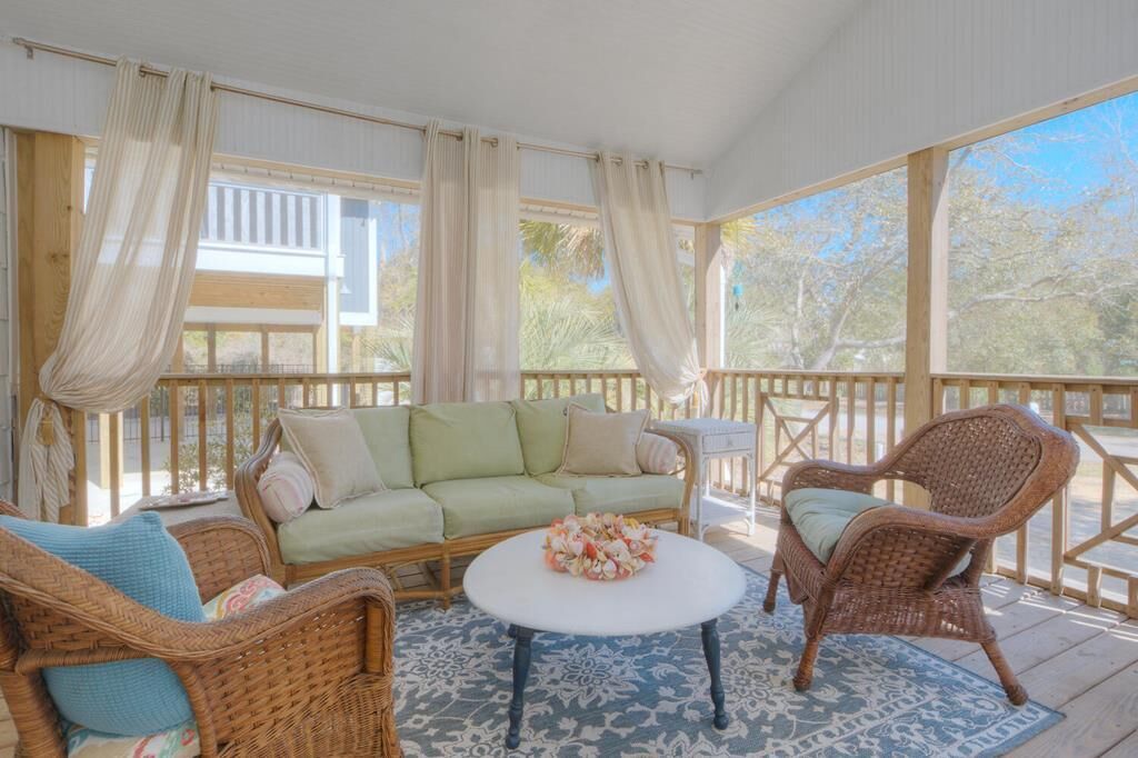 TV connectée, cheminée, livres