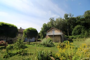 Exterior - Bed and Breakfast 'Chambre Familiale' with Private Terrace, Shared Garden and Wi-Fi (Bersac-sur-Rivalier)