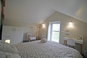 WiFi, bed sheets - Bed and Breakfast 'Chambre Familiale' with Private Terrace, Shared Garden and Wi-Fi (Bersac-sur-Rivalier)