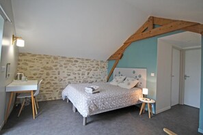 WiFi, bed sheets - Bed and Breakfast 'Chambre Familiale' with Private Terrace, Shared Garden and Wi-Fi (Bersac-sur-Rivalier)