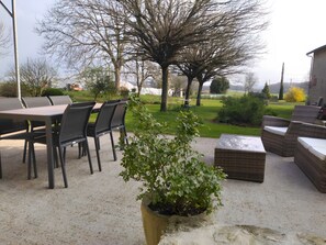 Outdoor dining - Bed and Breakfast 'Chambre Familiale' with Private Terrace, Shared Garden and Wi-Fi (Bersac-sur-Rivalier)