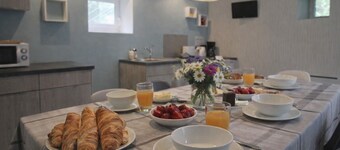 Bed and Breakfast 'Chambre Familiale' with Private Terrace, Shared Garden and Wi-Fi