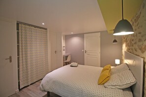 1 bedroom, WiFi, bed sheets - Bed and Breakfast 'Du Rez De Chaussée' with Private Terrace, Shared Garden and Wi-Fi (Bersac-sur-Rivalier)