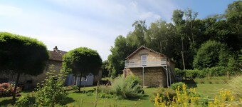 Bed and Breakfast 'Du Rez De Chaussée' with Private Terrace, Shared Garden and Wi-Fi