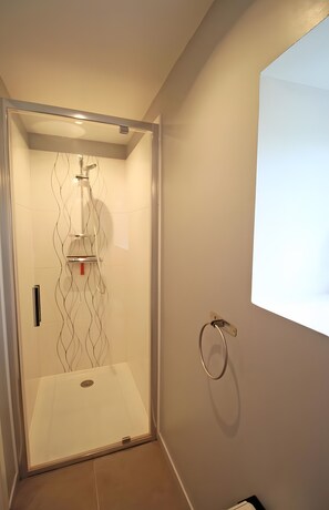 Een douche, een haardroger, handdoeken