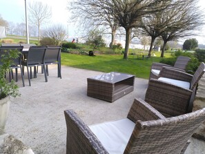 Outdoor dining - Bed and Breakfast 'Du Rez De Chaussée' with Private Terrace, Shared Garden and Wi-Fi (Bersac-sur-Rivalier)