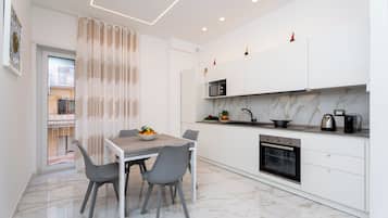 Apartament, 2 dormitoris, cuina, vistes a la ciutat | Cuina privada | Cafetera exprés i bullidora elèctrica