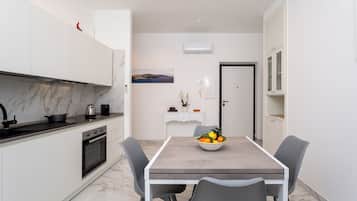 Apartament, 2 dormitoris, cuina, vistes a la ciutat | Cuina privada | Cafetera exprés i bullidora elèctrica