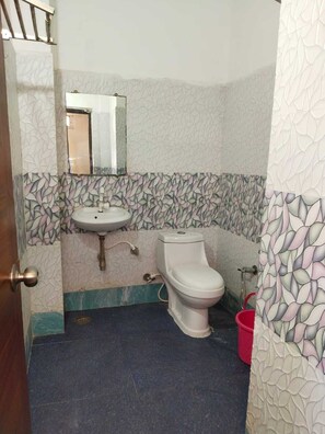 Quarto premium | Banheiro | Chinelos 