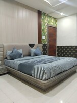 Deluxe-herbergi | Straujárn/strauborð, ókeypis þráðlaus nettenging