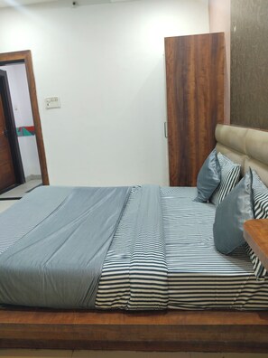 Quarto luxo | Ferros/tábuas de passar roupa, Wi-Fi de cortesia