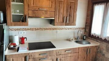 Refrigerador, microondas, parrilla de estufa y cafetera y tetera