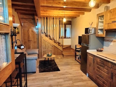 TV. 'El Arniu' Apartment with Mountain Views, Private Terrace and Wi-Fi