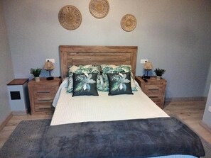 1 dormitorio, tabla de planchar con plancha, wifi y ropa de cama