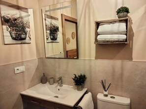 Een douche, een haardroger, handdoeken