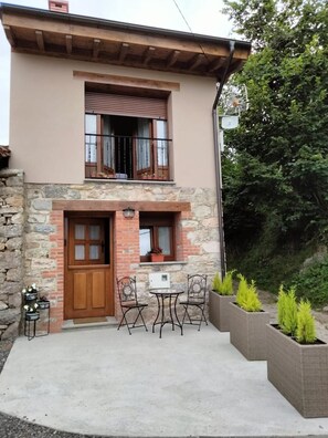 Exterior - 'El Arniu' Apartment with Mountain Views, Private Terrace and Wi-Fi (Cangas de Onís)