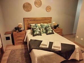 1 dormitorio, tabla de planchar con plancha, wifi y ropa de cama
