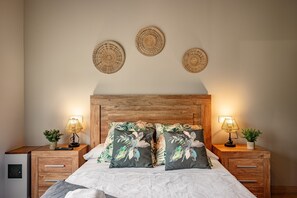 1 bedroom, iron/ironing board, WiFi, bed sheets - 'El Arniu' Apartment with Mountain Views, Private Terrace and Wi-Fi (Cangas de Onís)