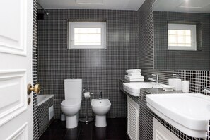 Douche, sèche-cheveux, serviettes fournies