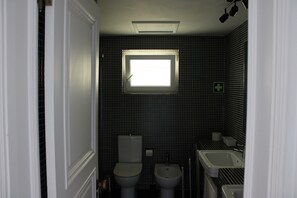 A small bathroom with a toilet, bidet, and sink. - Apartment 'Cascais Bay Terrace V' with Sea View, Wi-Fi and Air Conditioning (Cascais)