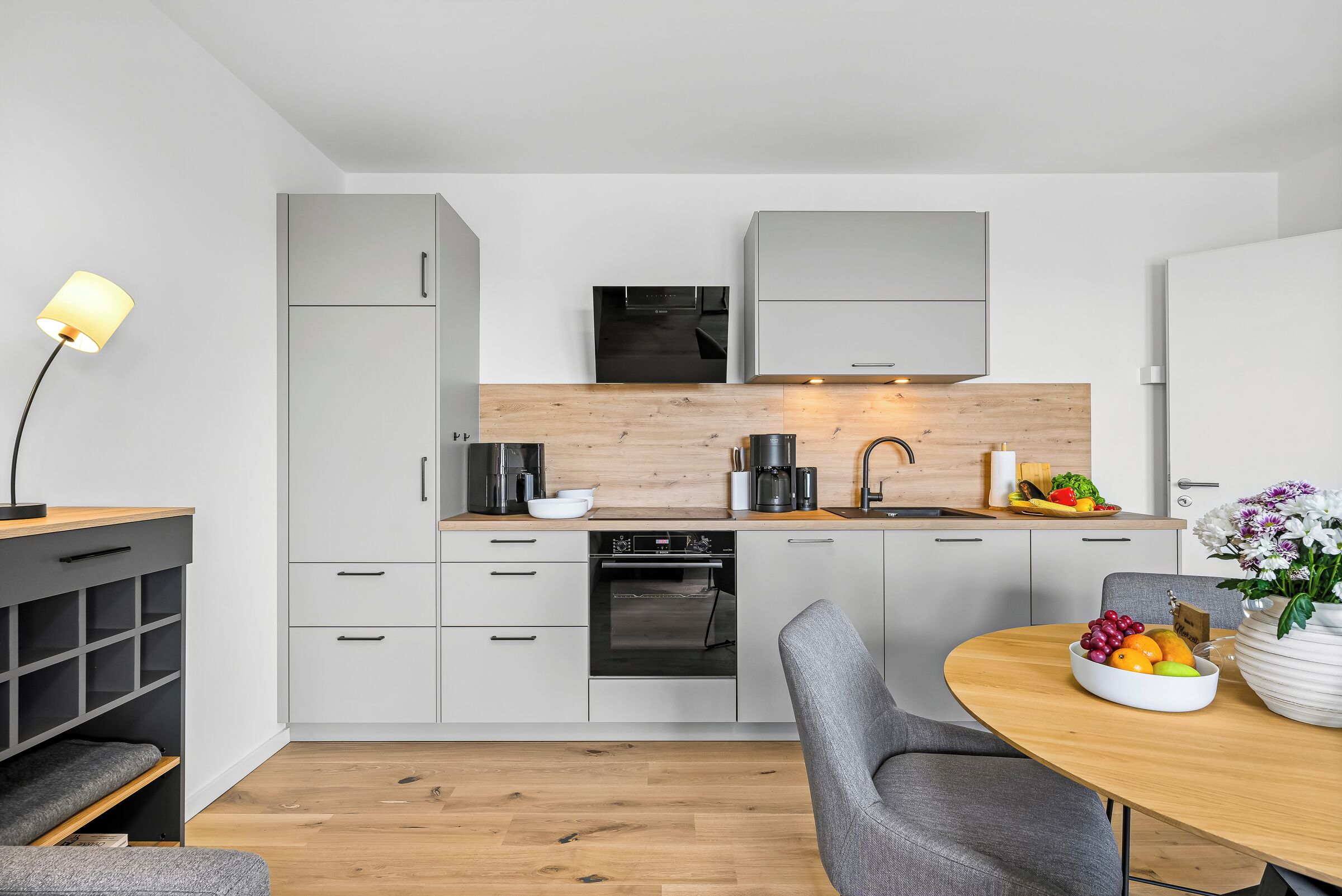 Coffee/tea maker, fridge, oven, stovetop