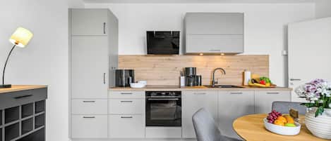 Coffee/tea maker, fridge, oven, stovetop