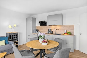 Dining - The View B16 Meeresleuchten - Balcony, Sofa bed, shared Sauna, Elevator (Dagebüll)
