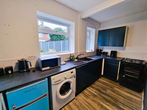 Fridge, microwave, oven, stovetop - Charming 2 bedroom Spacious Home with big backyard (Liverpool)