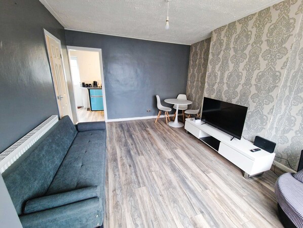 TV - Charming 2 bedroom Spacious Home with big backyard (Liverpool)