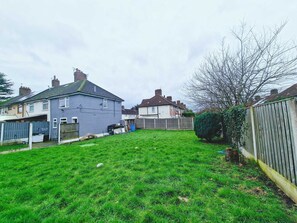 Property grounds - Charming 2 bedroom Spacious Home with big backyard (Liverpool)