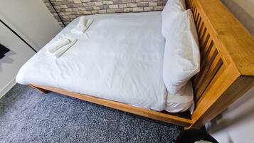 2 slaapkamers, een strijkplank/strijkijzer, internet, beddengoed