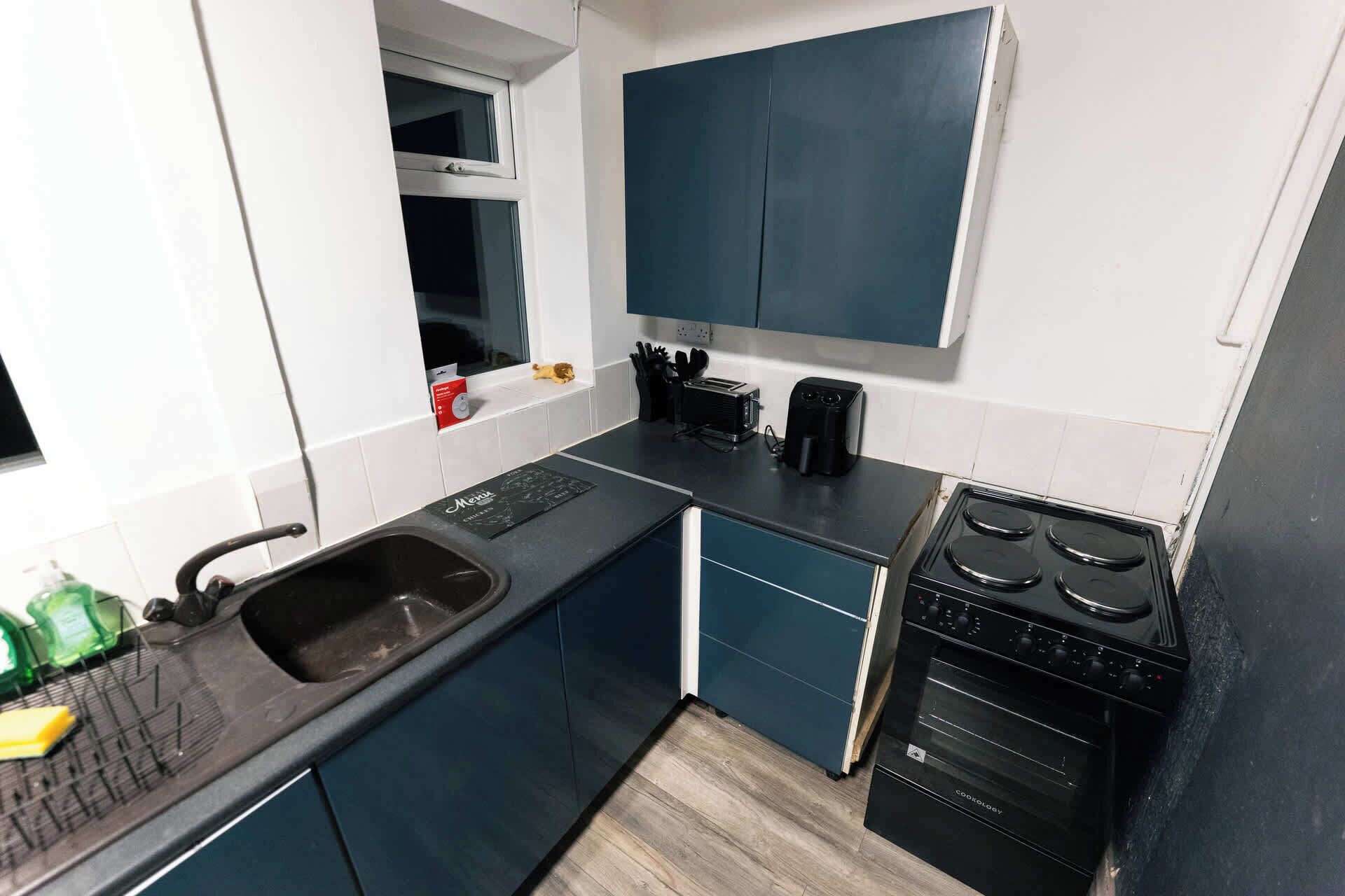 Een koelkast, een magnetron, een oven, een kookplaat