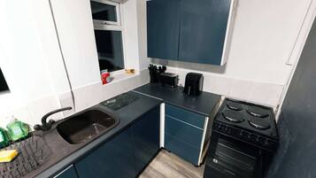 Een koelkast, een magnetron, een oven, een kookplaat