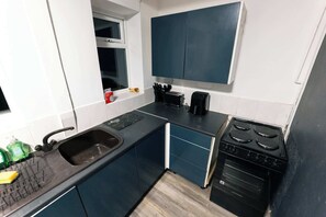 Een koelkast, een magnetron, een oven, een kookplaat