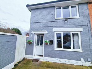 Exterior detail - Charming 2 bedroom Spacious Home with big backyard (Liverpool)