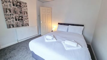 2 bedrooms, iron/ironing board, internet, bed sheets