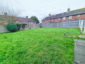 Property grounds - Charming 2 bedroom Spacious Home with big backyard (Liverpool)