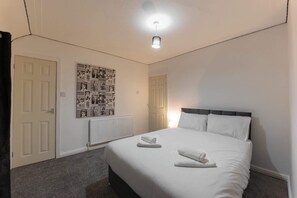 2 slaapkamers, een strijkplank/strijkijzer, internet, beddengoed