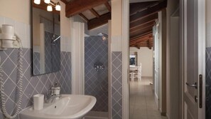 Shower, hair dryer, towels - Dimore Apartment Trevisol IV by Villas Guide (Rovinj)