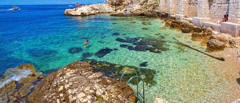 بالقرب من الشاطئ