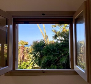 Interior - Panoramic villa surrounded by greenery with private access to the sea (Crocefissello)