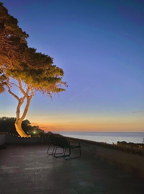 Terrace/patio - Panoramic villa surrounded by greenery with private access to the sea (Crocefissello)